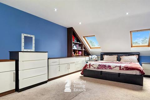 38 Kings Avenue, Hounslow, TW3 4BL