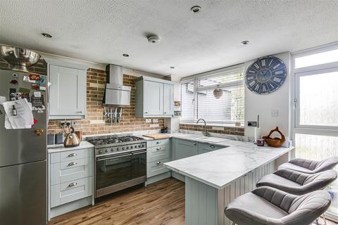 30 Lakes Road, Keston, BR2 6BN