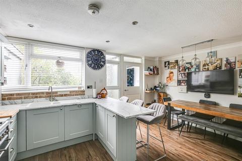 30 Lakes Road, Keston, BR2 6BN