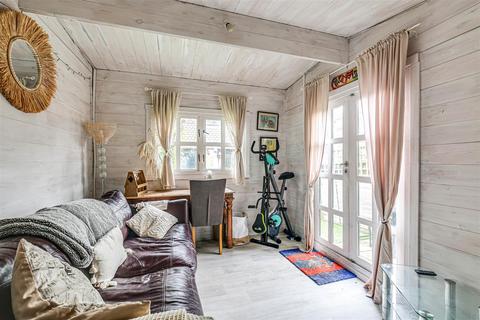 30 Lakes Road, Keston, BR2 6BN