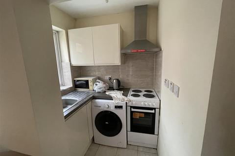 Studio to rent, Layton Road, Hounslow TW3