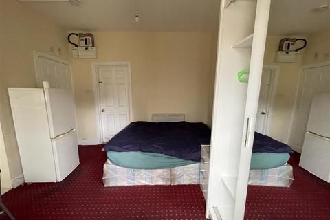 Studio to rent, Layton Road, Hounslow TW3