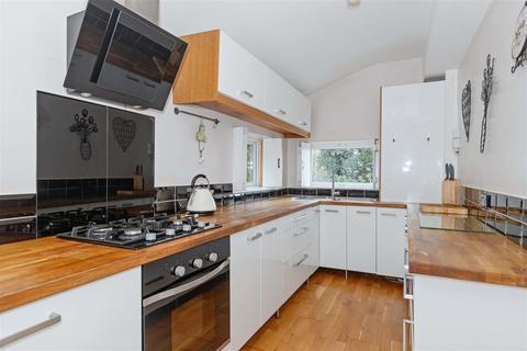 1 bedroom flat for sale, Crockhurst Hill, Worthing, BN13 3EE