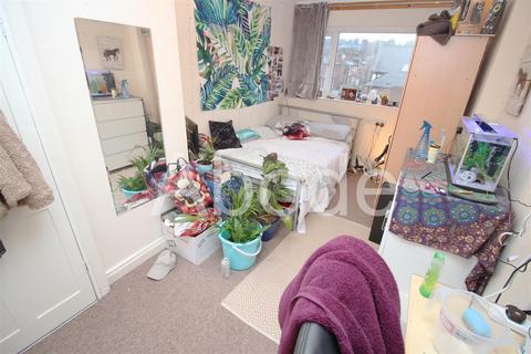 4 bedroom house to rent, Brudenell Avenue, Hyde Park, Leeds