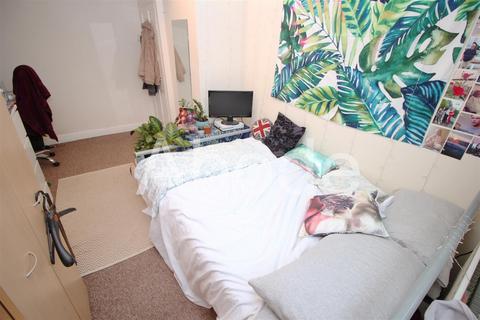 4 bedroom house to rent, Brudenell Avenue, Hyde Park, Leeds