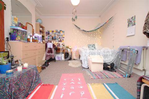 4 bedroom house to rent, Brudenell Avenue, Hyde Park, Leeds