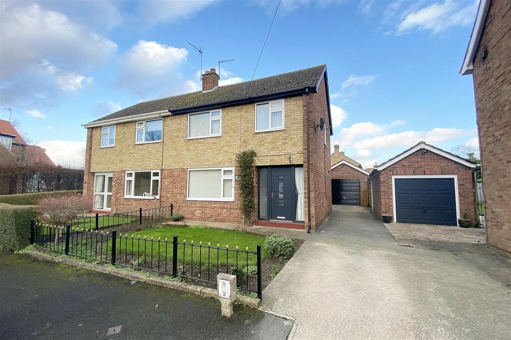 Barnards Drive, South Cave 3 bed semidetached house for sale £230,000