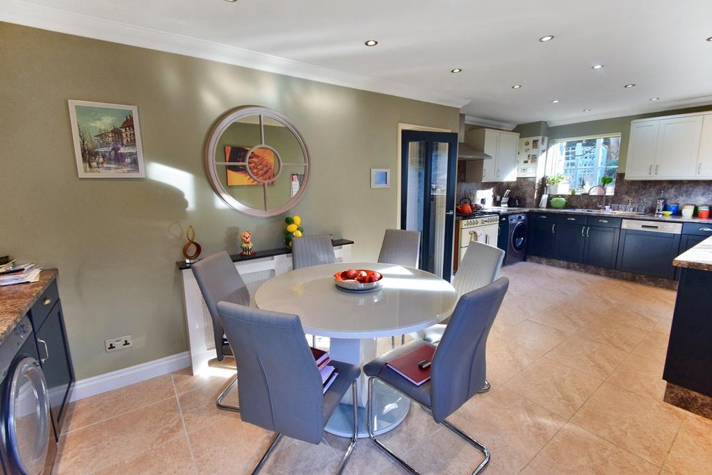 Carlton Crescent, Chatham, ME5 3 bed semidetached house for sale £