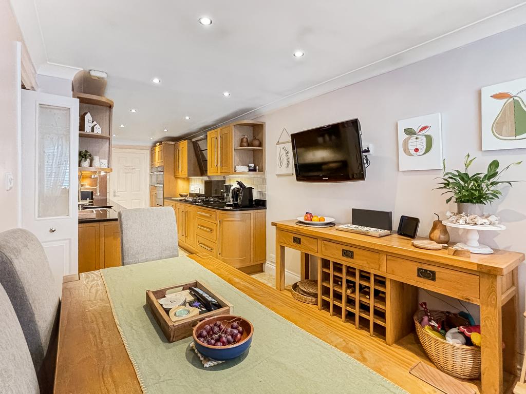 Kitchen/ Breakfast Room
