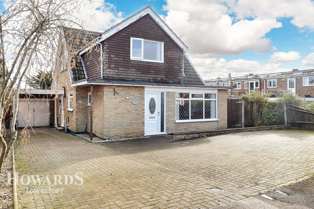 Pinewood Avenue, Lowestoft 4 bed detached house for sale £285,000