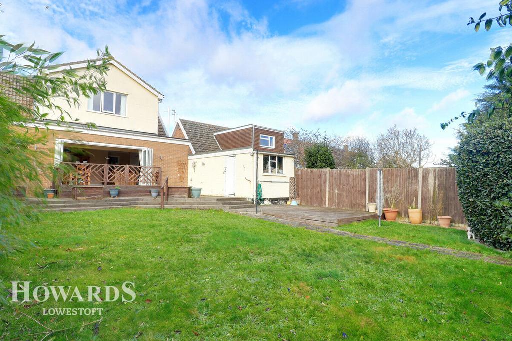 Pinewood Avenue, Lowestoft 4 bed detached house for sale £285,000