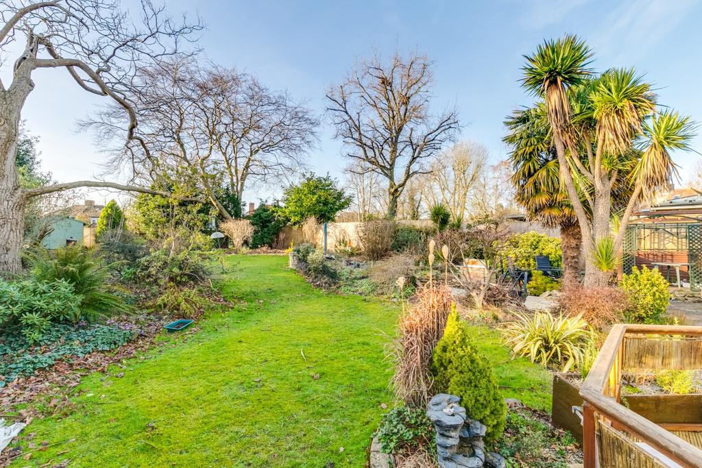 Turmore Dale, Welwyn Garden City... 4 bed detached bungalow £725,000