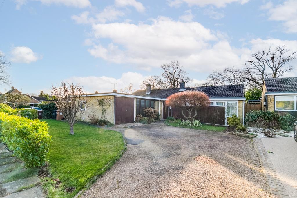 Turmore Dale, Welwyn Garden City... 4 bed detached bungalow £725,000