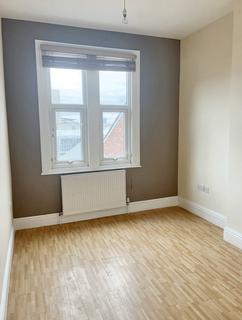 3 bedroom flat to rent, Commercial Street, Newport NP20