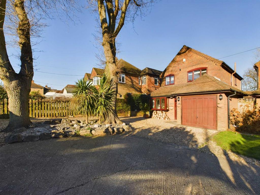 Road, High HP14 4 bed detached house for sale £700,000
