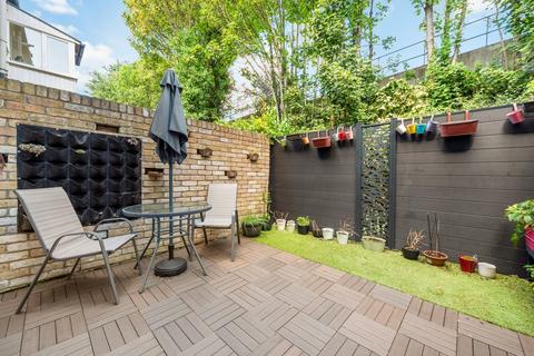 2 bedroom flat for sale, Cleveland Avenue, London W4