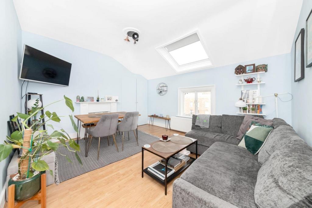 Queens Road, Peckham, London, SE15 2 bed apartment for sale £415,000