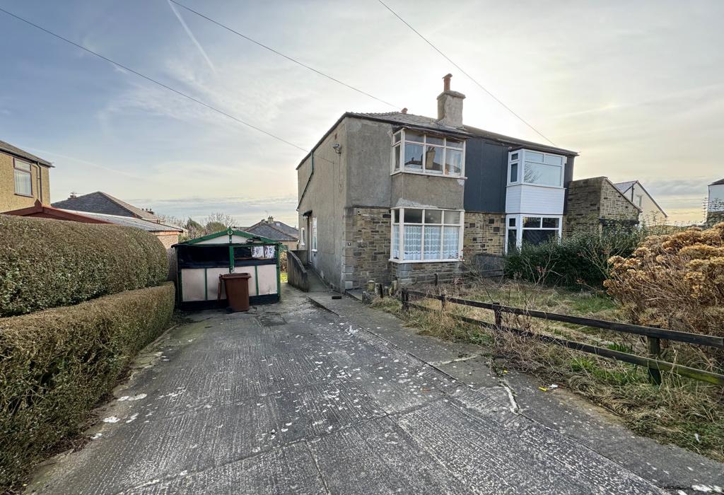 Moorview Drive, Shipley, West Yorkshire 2 bed semidetached house for