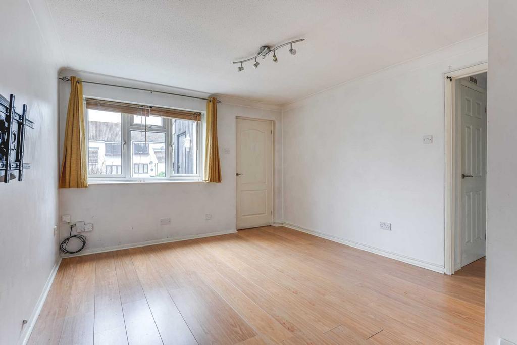 Beeston Drive, Cheshunt 1 bed for sale £240,000