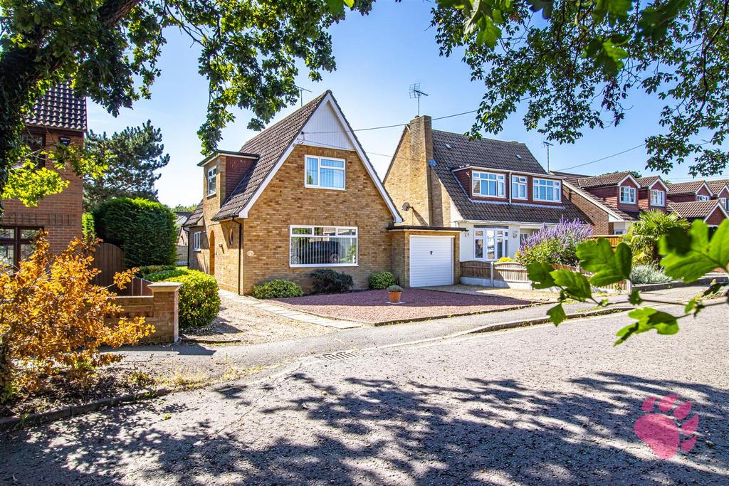 Berry Close, Basildon SS16 3 bed detached house for sale £500,000