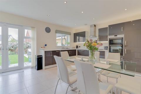 28 Oak Crescent, Wickford, SS11 7FF