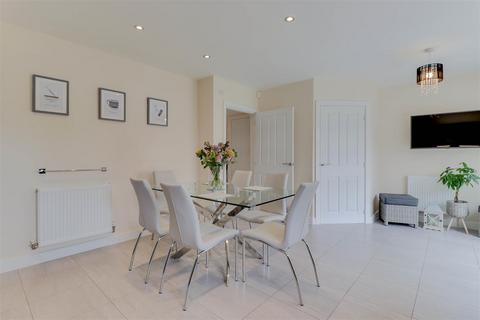 28 Oak Crescent, Wickford, SS11 7FF