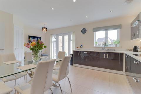 28 Oak Crescent, Wickford, SS11 7FF