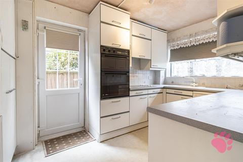 82 Brackendale Avenue, Basildon, SS13 3BE