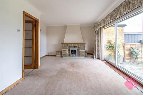 82 Brackendale Avenue, Basildon, SS13 3BE
