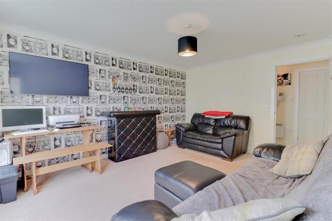16 Bell Close, Laindon, Basildon, SS15 5NG