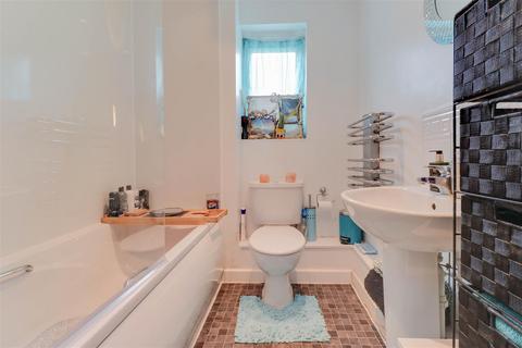 16 Bell Close, Laindon, Basildon, SS15 5NG