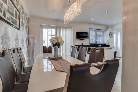 2 Bradbourne Way, Pitsea, Basildon, SS13 2DW