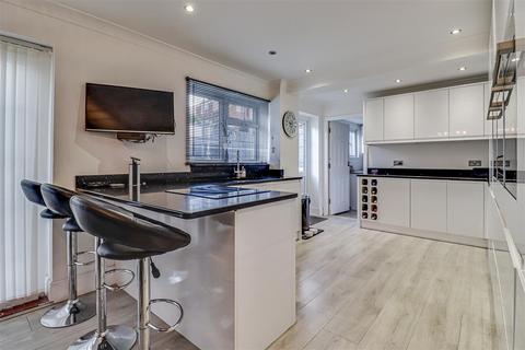 2 Bradbourne Way, Pitsea, Basildon, SS13 2DW