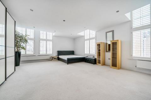 4 bedroom apartment to rent, Royal Drive,  London,  N11