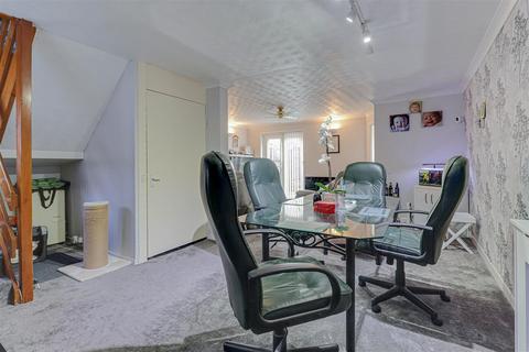 137 Moretons Court, Basildon, SS13 3LZ