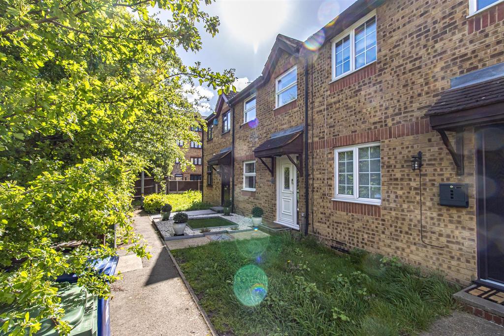 Oakley Close, Grays RM20 3 bed terraced house for sale £350,000