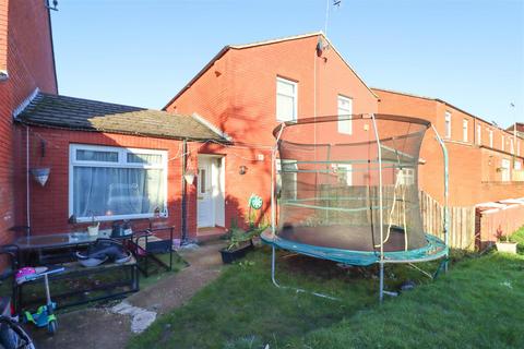 19 Helpeston, Basildon, SS14 1NR