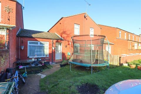 19 Helpeston, Basildon, SS14 1NR
