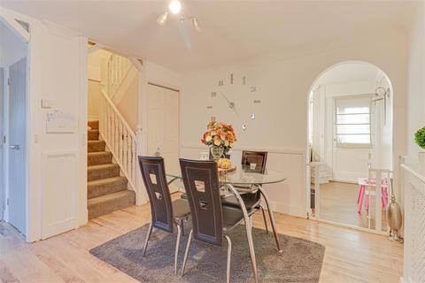 107 Beambridge Court, Basildon, SS13 3NG