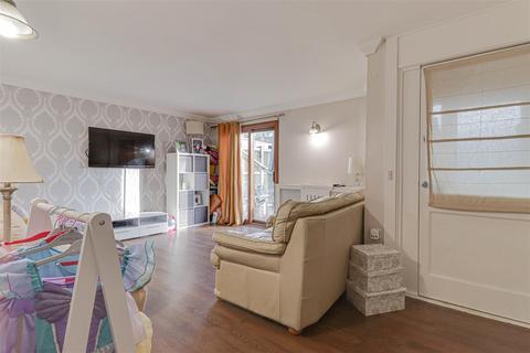 107 Beambridge Court, Basildon, SS13 3NG