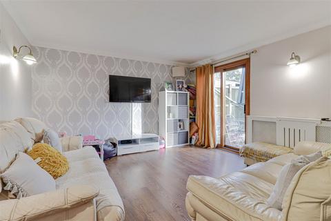 107 Beambridge Court, Basildon, SS13 3NG