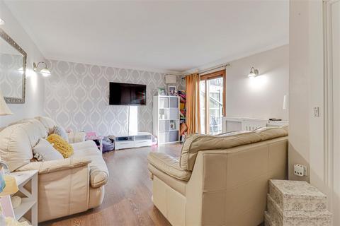 107 Beambridge Court, Basildon, SS13 3NG