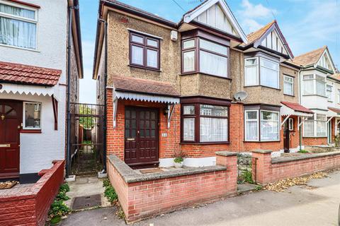 34 Woodlands Avenue, Romford, RM6 6EA