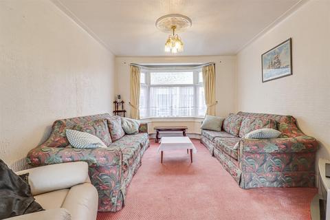 34 Woodlands Avenue, Romford, RM6 6EA