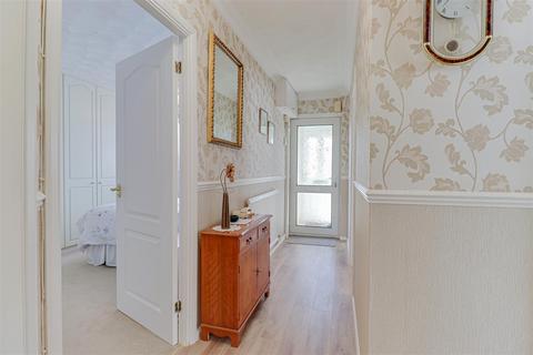 18 Lakefields Close, Rainham, RM13 9SL