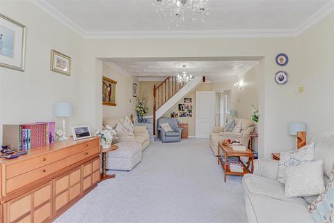 18 Lakefields Close, Rainham, RM13 9SL