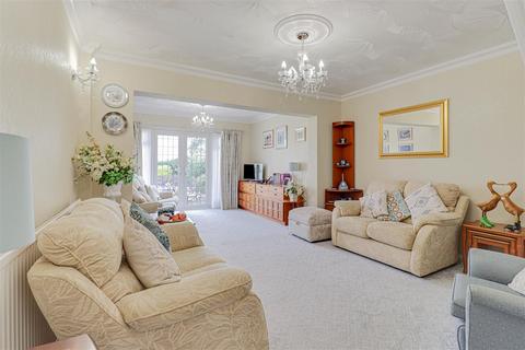 18 Lakefields Close, Rainham, RM13 9SL