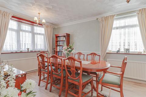 18 Lakefields Close, Rainham, RM13 9SL