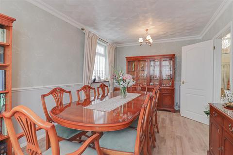 18 Lakefields Close, Rainham, RM13 9SL