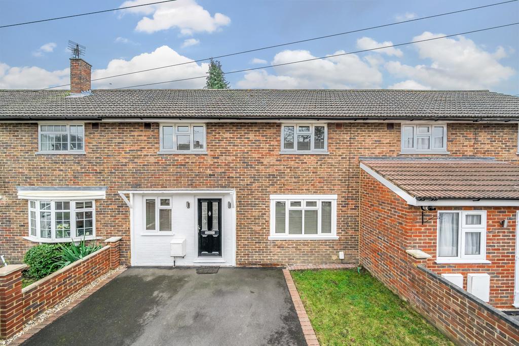 Windsor Way, Woking, GU22 3 bed terraced house for sale £455,000